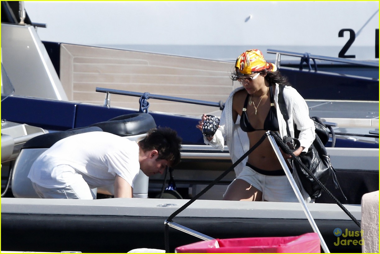 Zac Efron Hits The High Seas In Italy With Michelle Rodriguez Photo