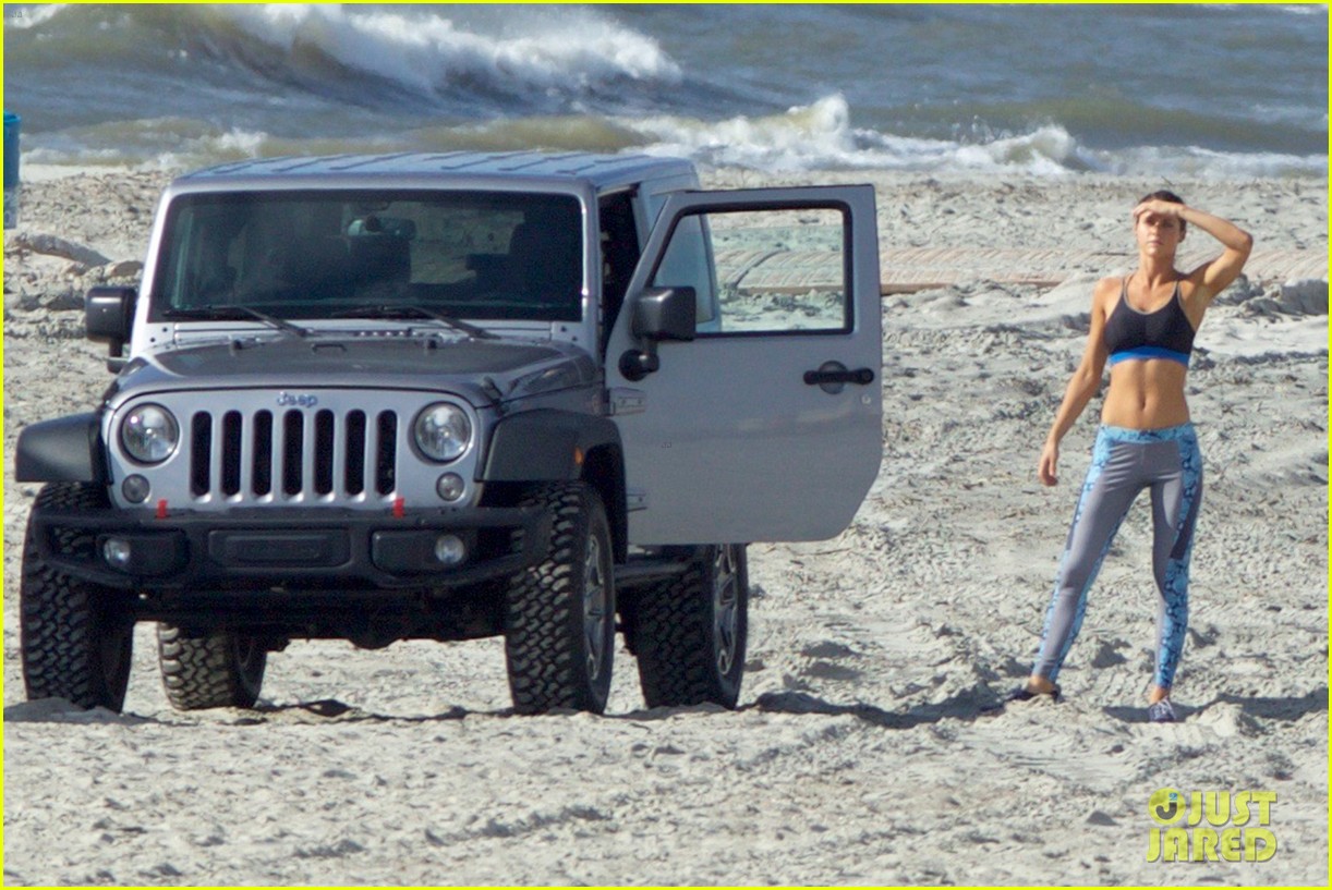 Zac Efron Alexandra Daddario Hit The Beach For More Baywatch Photo Photo Gallery