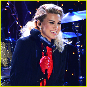 Tori Kelly Blows Us All Away With O Holy Night At Christmas In
