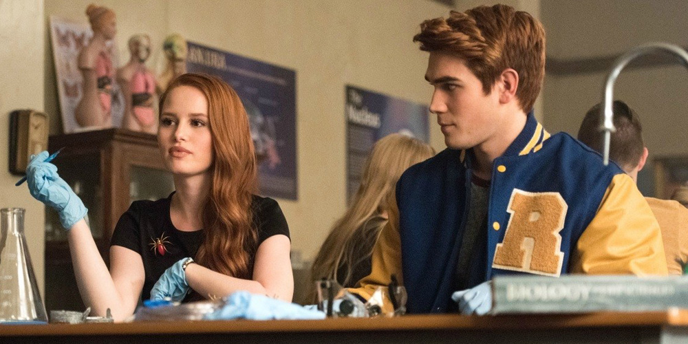 Kj Apa Madelaine Petsch Know Exactly Who Black Hood Is On Riverdale