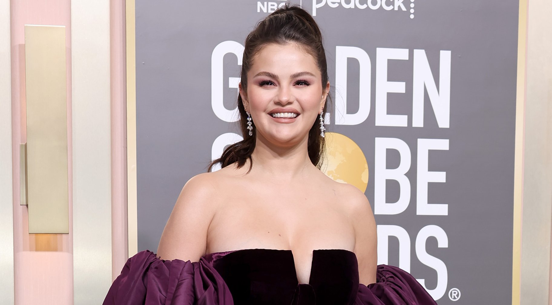 Selena Gomez Is All Smiles While Arriving For Golden Globes