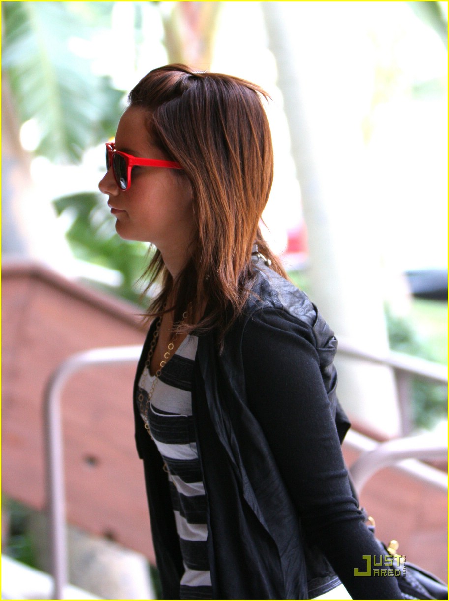 ashley tisdale red sunglasses 02
