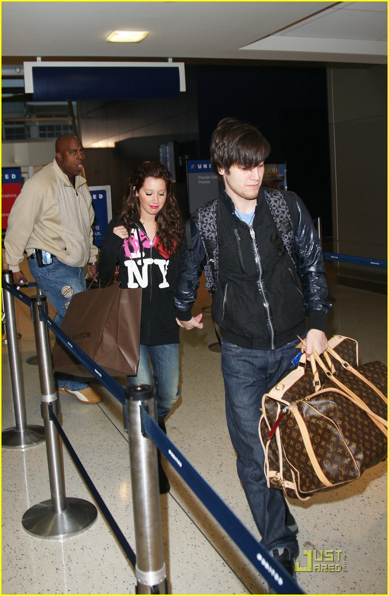 ashley tisdale jared murillo jfk airport 02