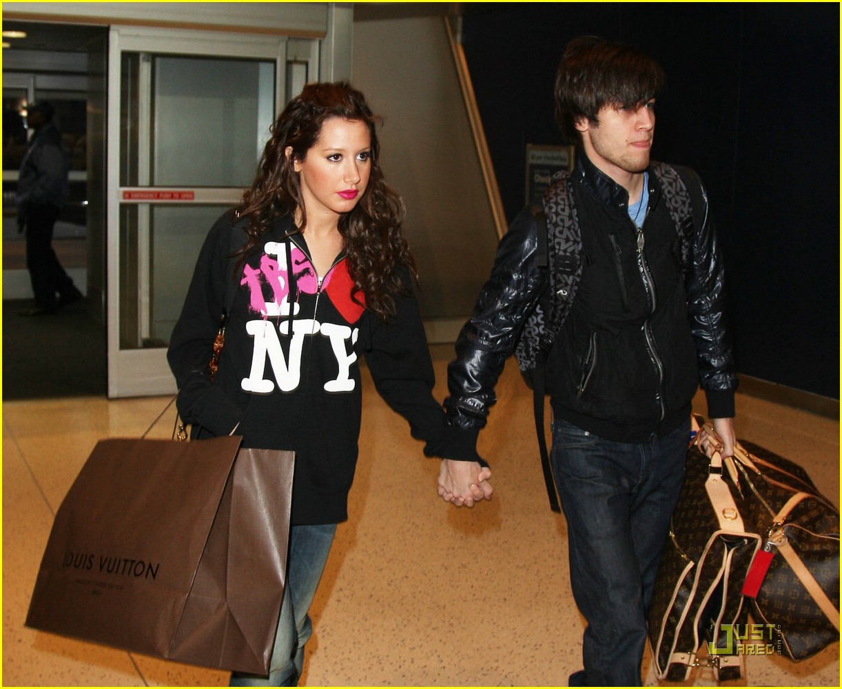 ashley tisdale jared murillo jfk airport 03