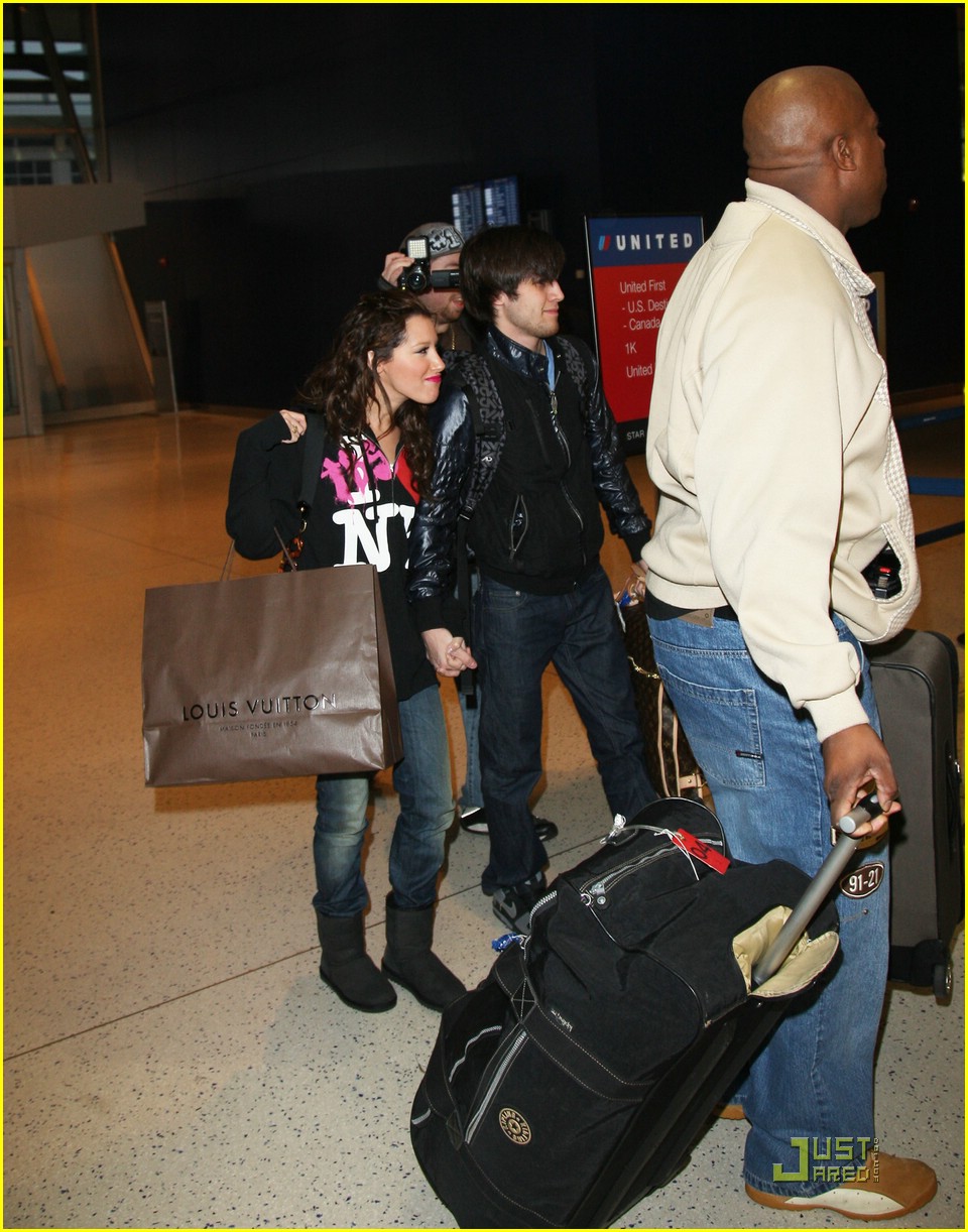 ashley tisdale jared murillo jfk airport 11