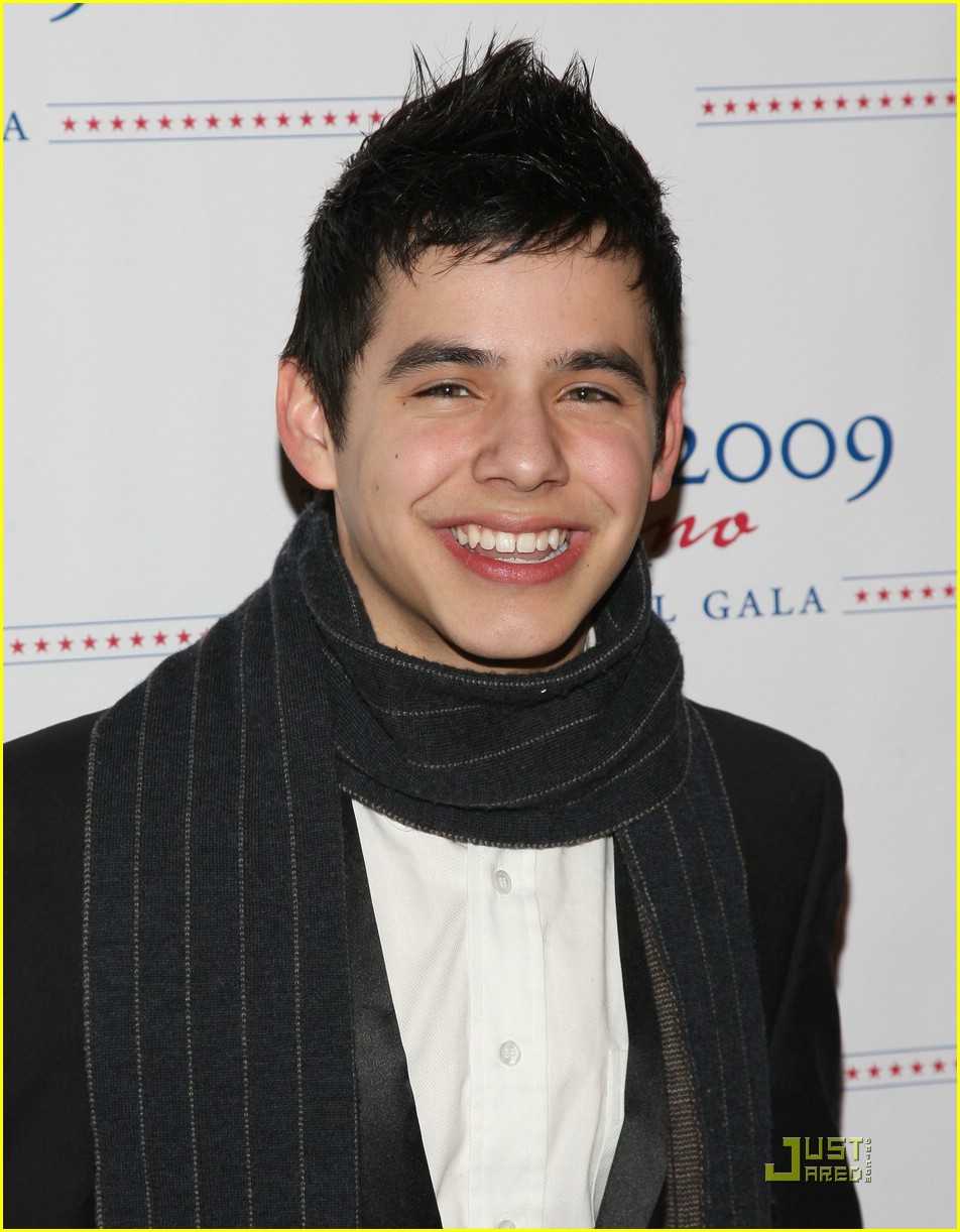 David singer. Дэвид Арчулета. Дэвид Сингер. David Archuleta и его жена.