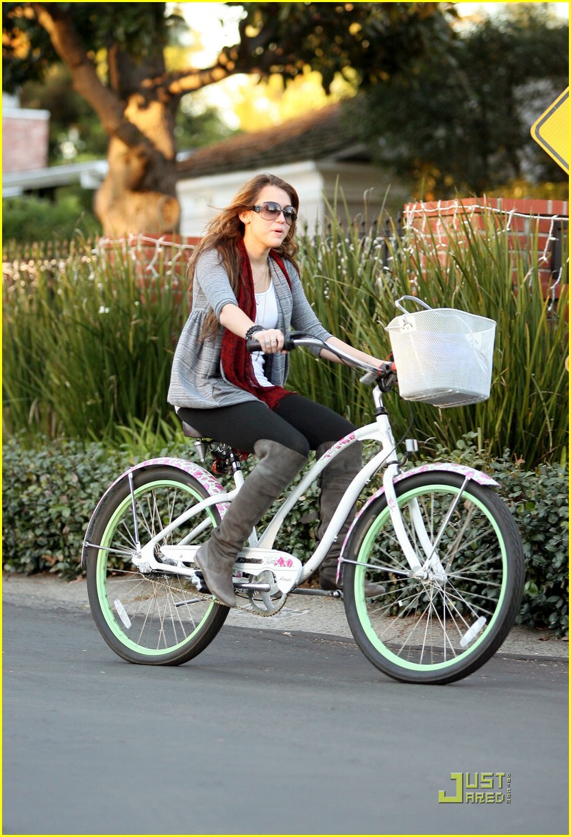 miley cyrus bike ride neighborhood 02