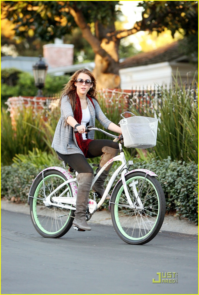 miley cyrus bike ride neighborhood 07