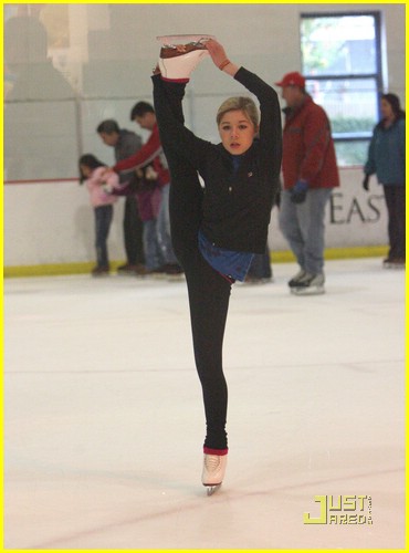 jennette mccurdy skating rink 03