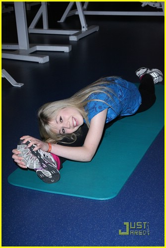 jennette mccurdy skating rink 04