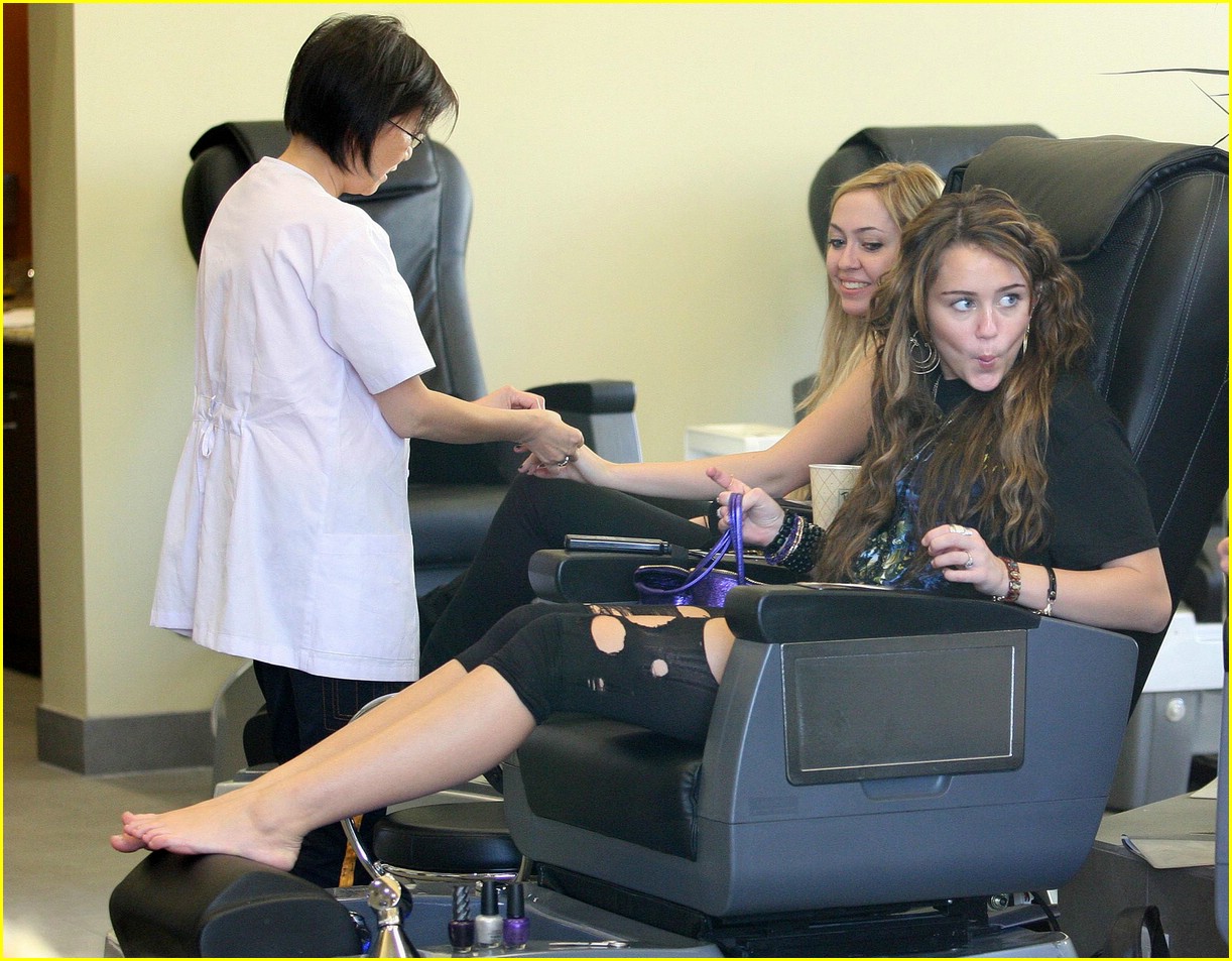 miley cyrus girls day out 06