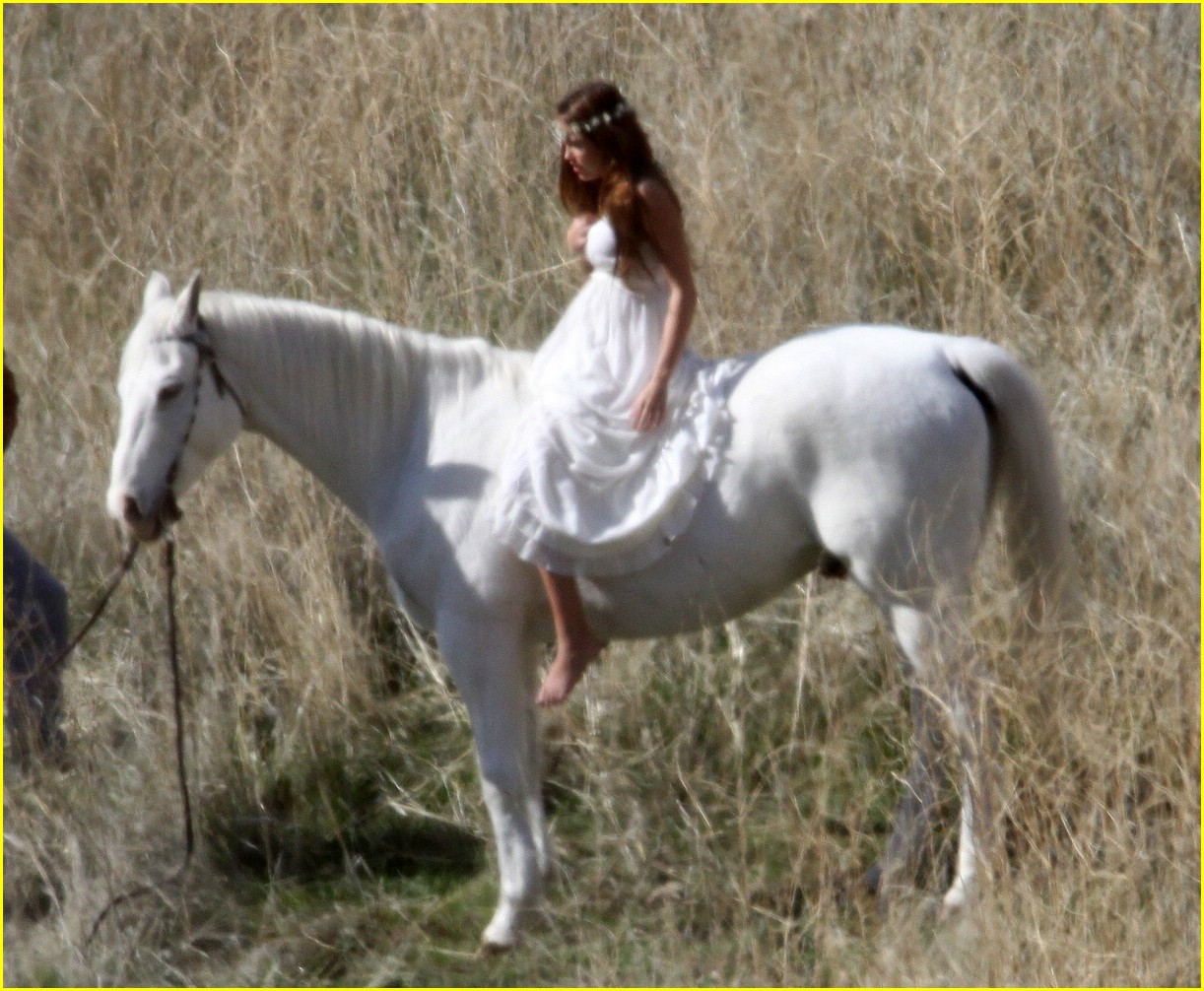 miley cyrus white horse photo shoot 05