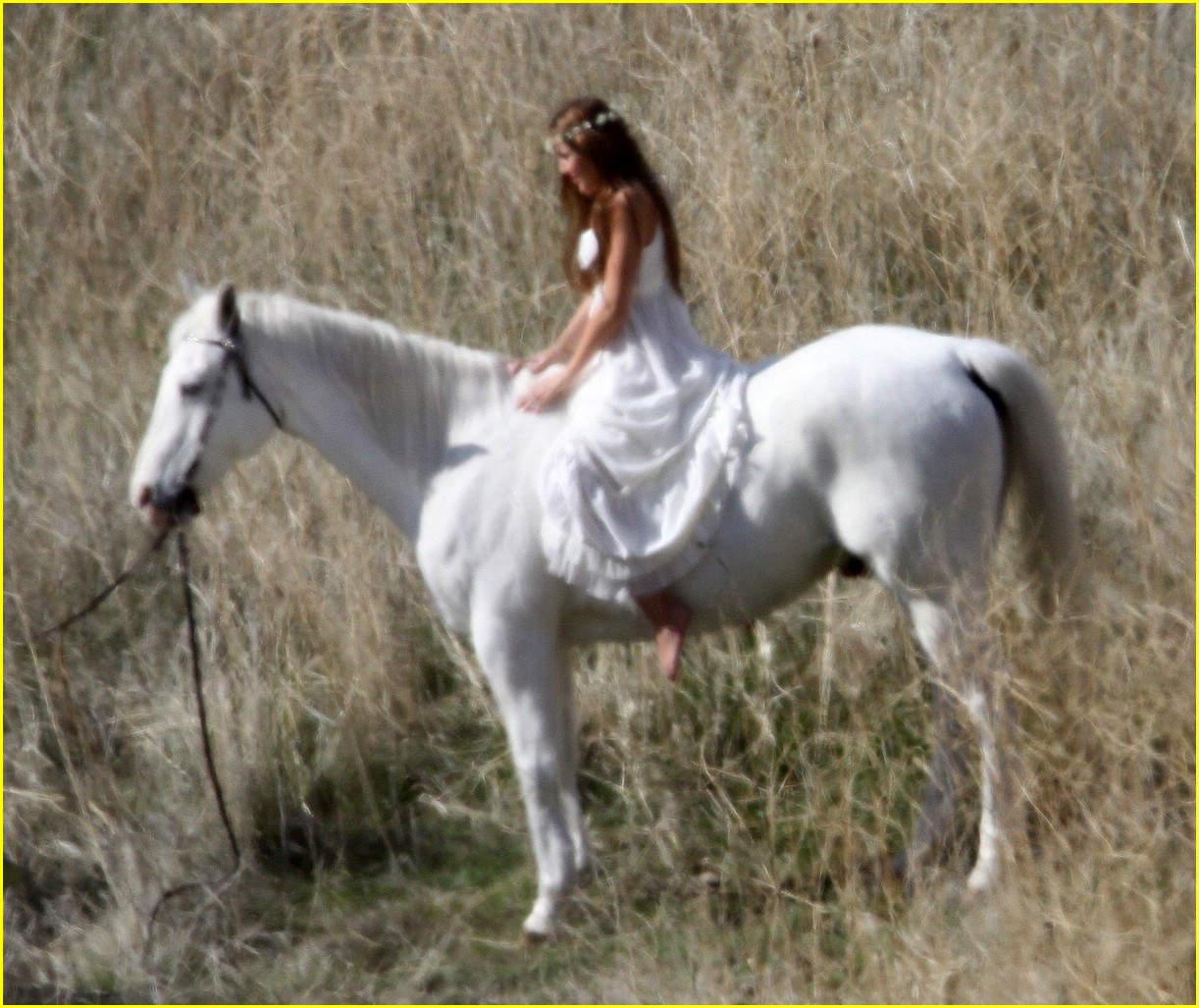 miley cyrus white horse photo shoot 07