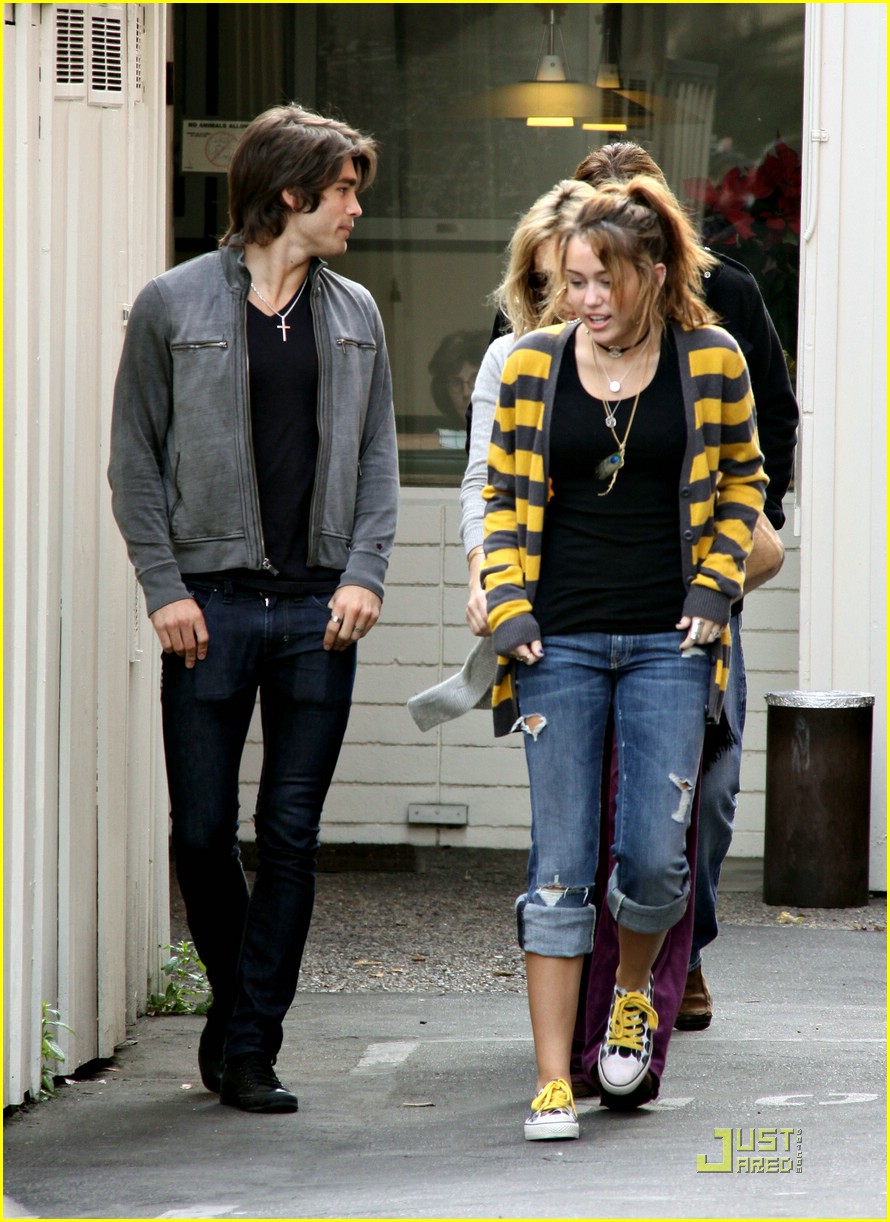 miley cyrus family paty lunch 01
