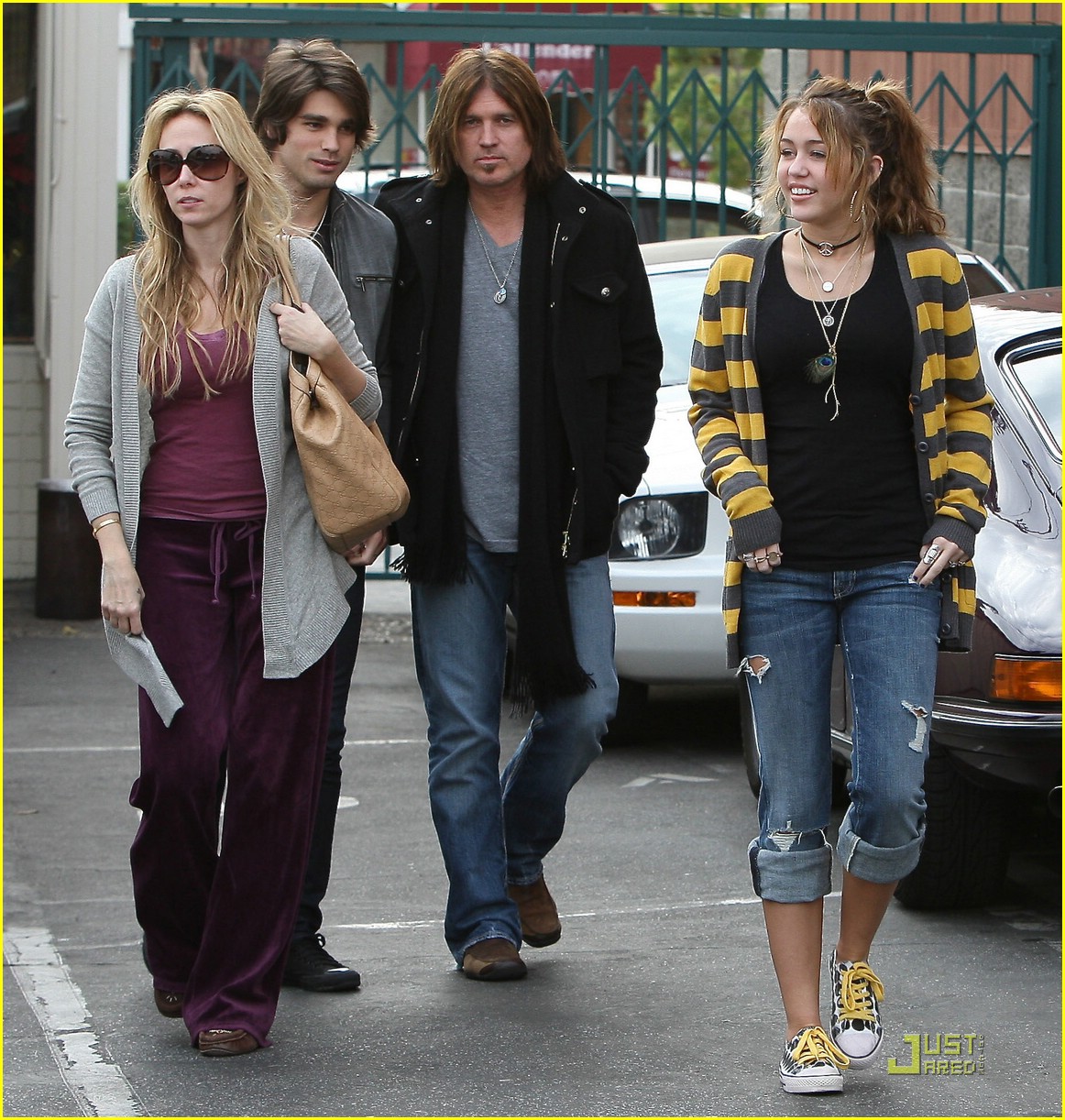 miley cyrus family paty lunch 02