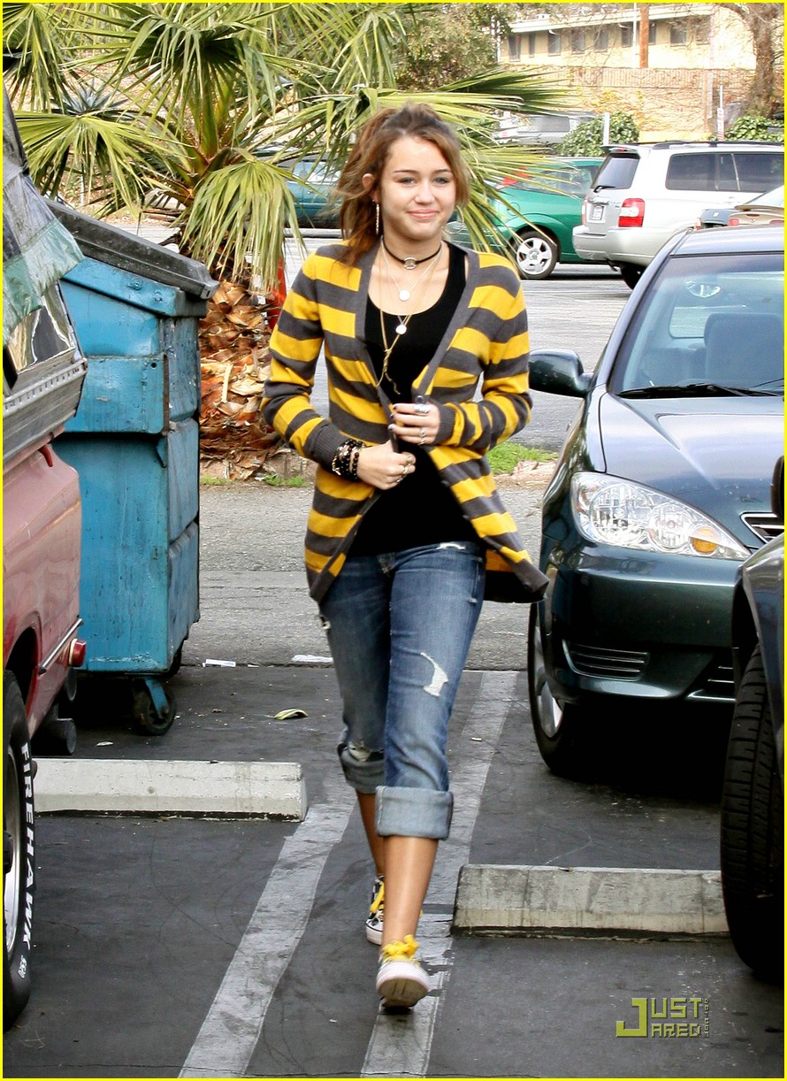 miley cyrus family paty lunch 05