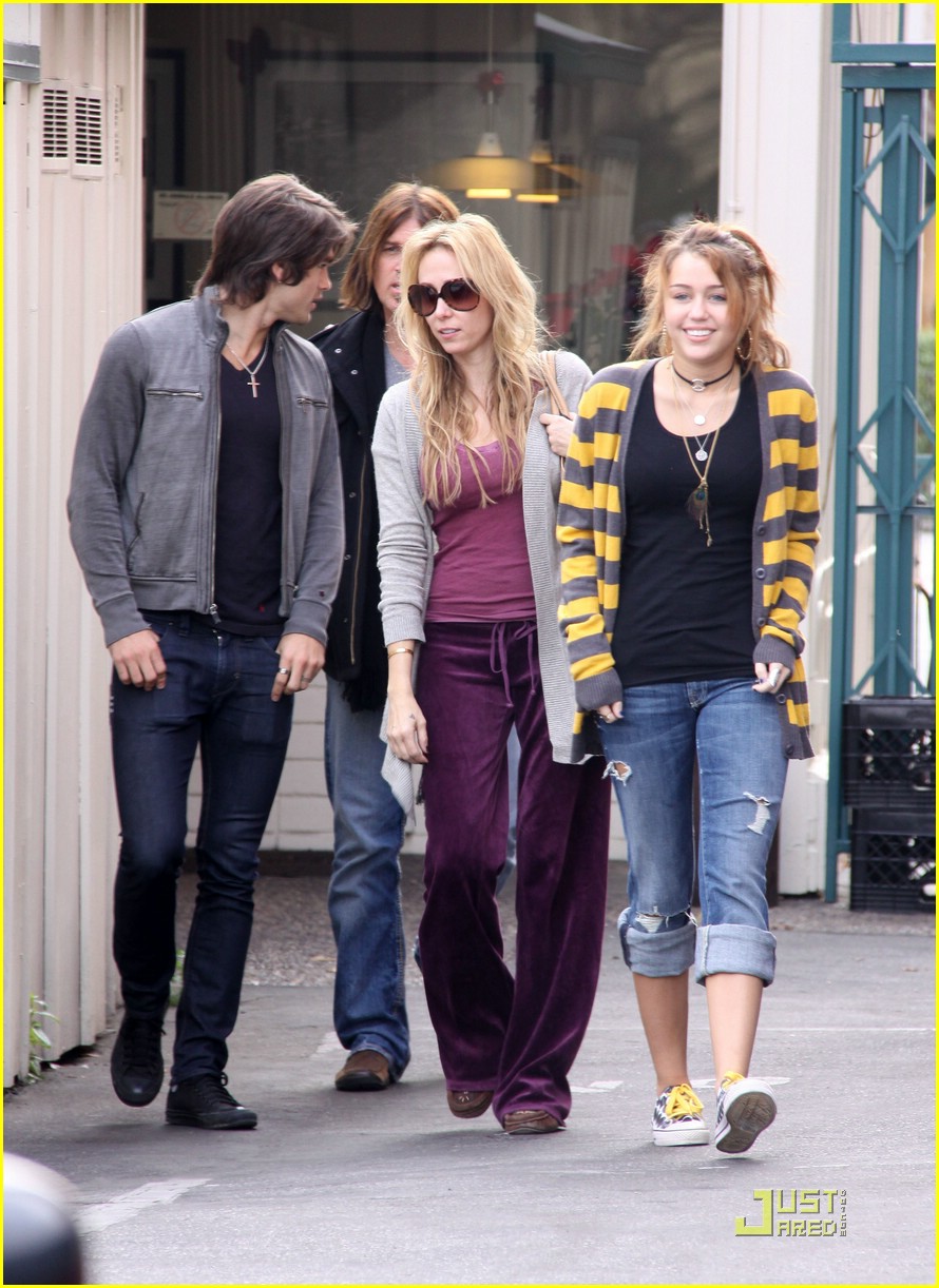 miley cyrus family paty lunch 06