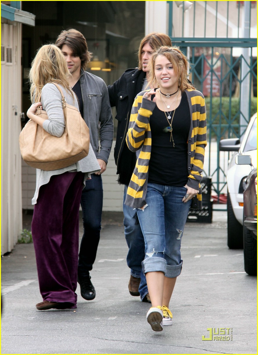 miley cyrus family paty lunch 08