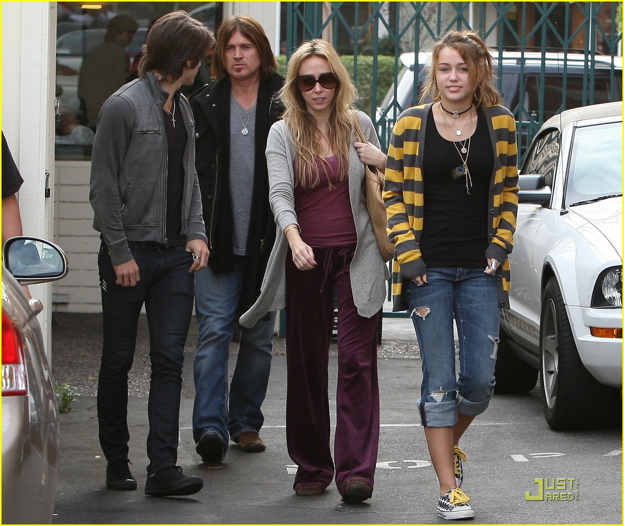 miley cyrus family paty lunch 14
