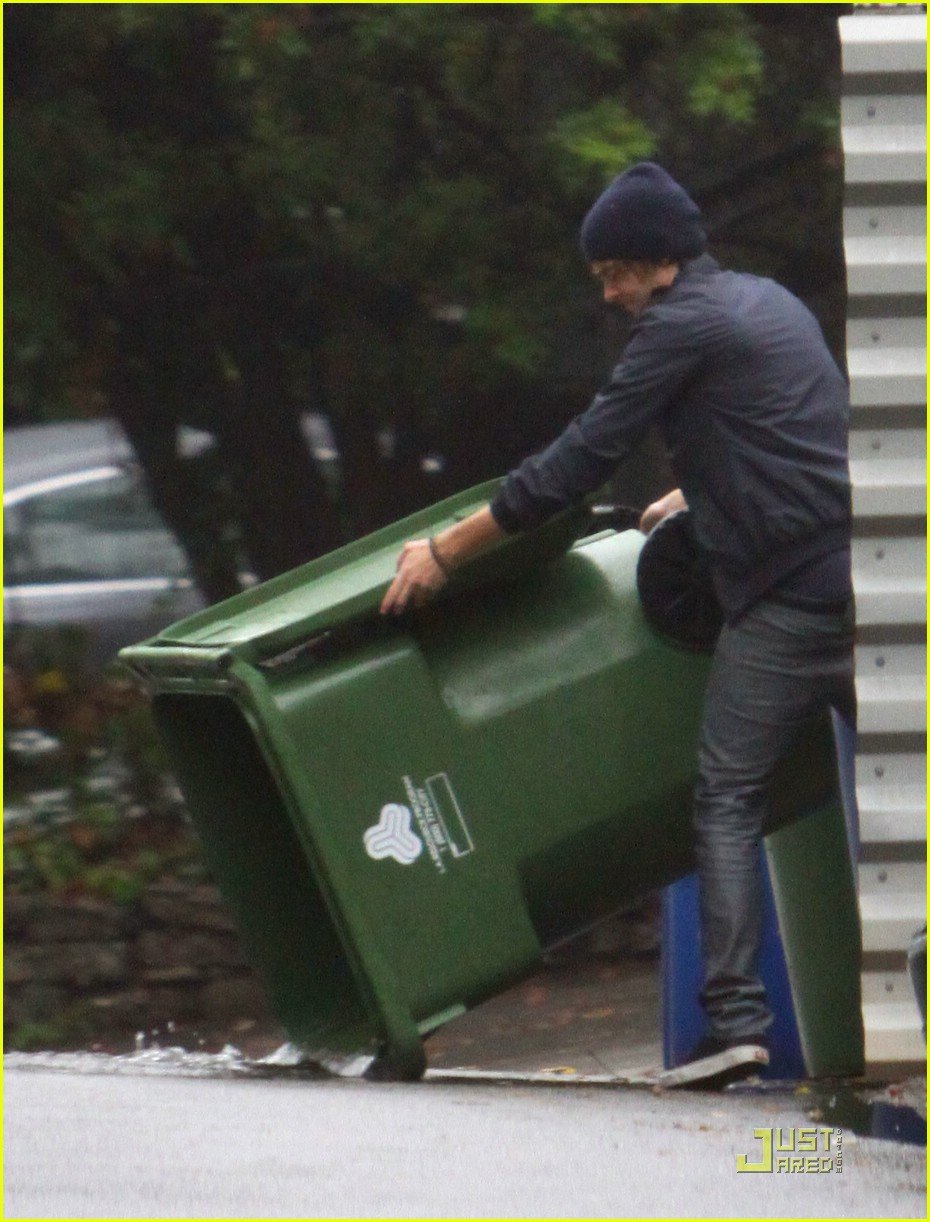 zac efron takes out the trash 09