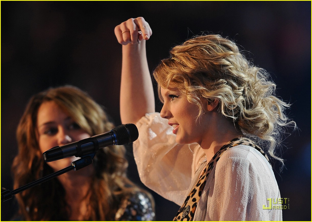 Miley Cyrus & Taylor Swift Turn 'Fifteen': Photo 68521 | Grammy Awards  2009, Miley Cyrus, Taylor Swift Pictures | Just Jared Jr.