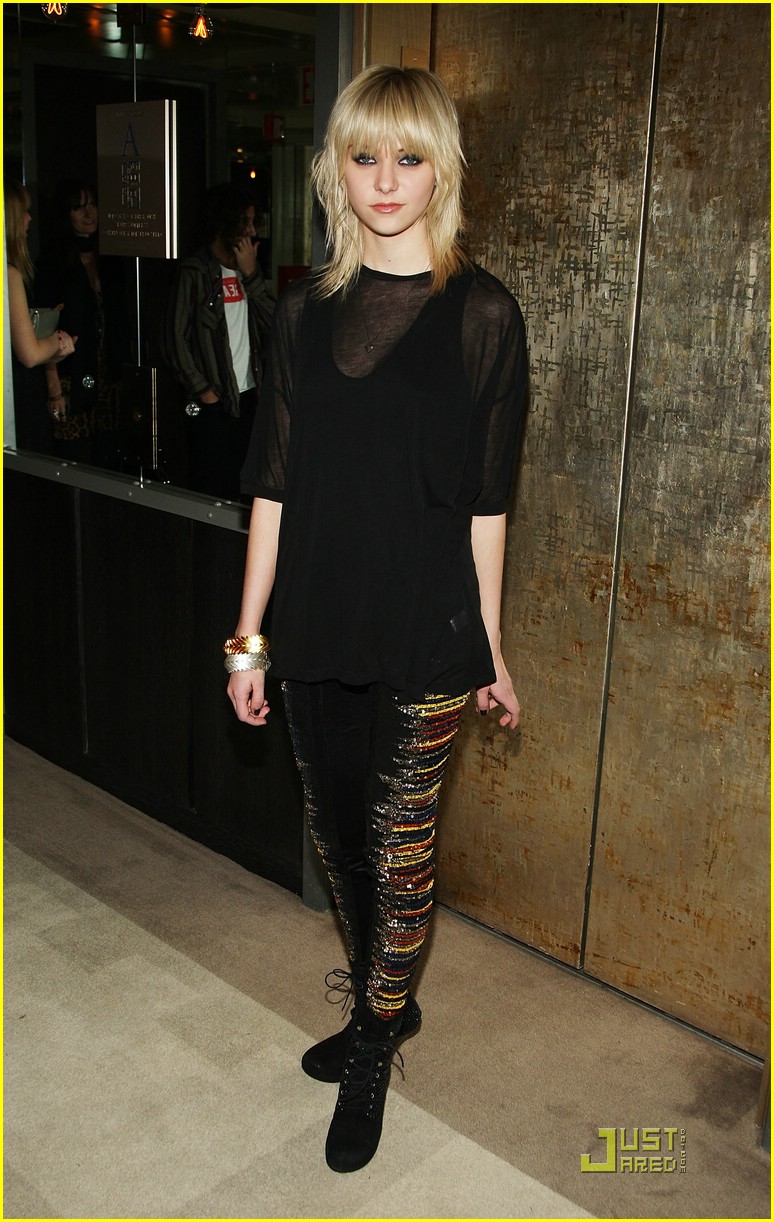 taylor momsen not into you screening 01