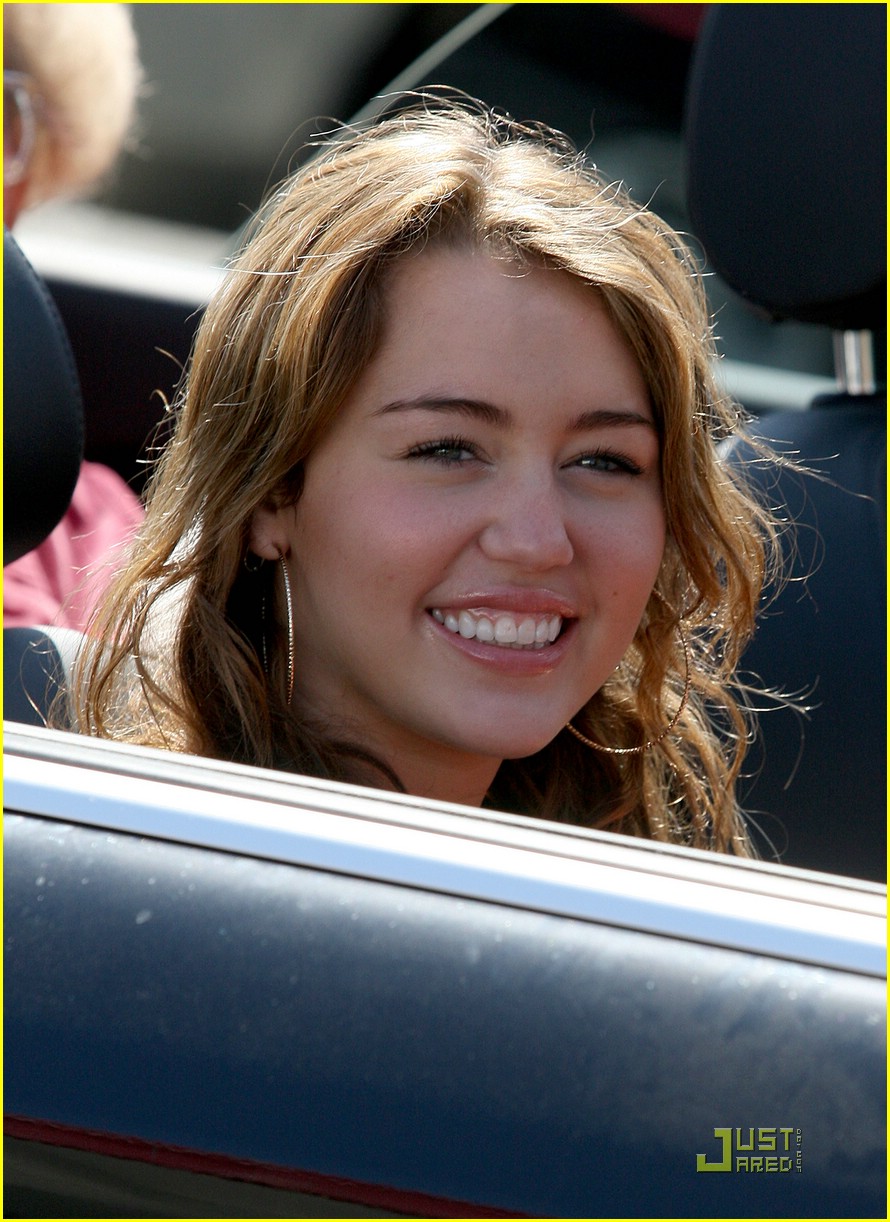miley cyrus in out burger 01