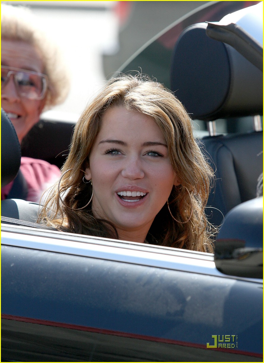 miley cyrus in out burger 04
