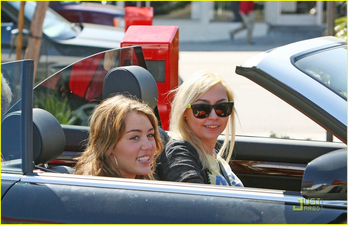 miley cyrus in out burger 07