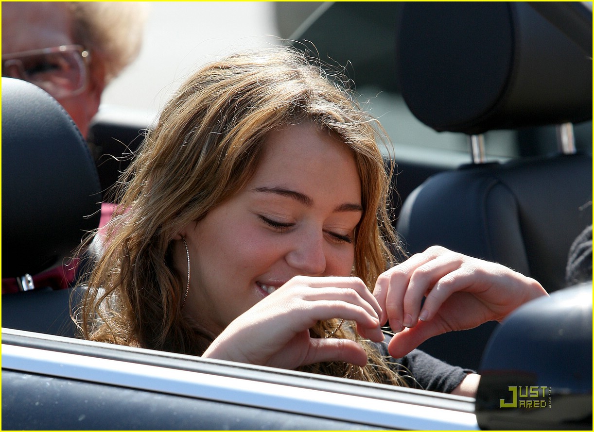 miley cyrus in out burger 18