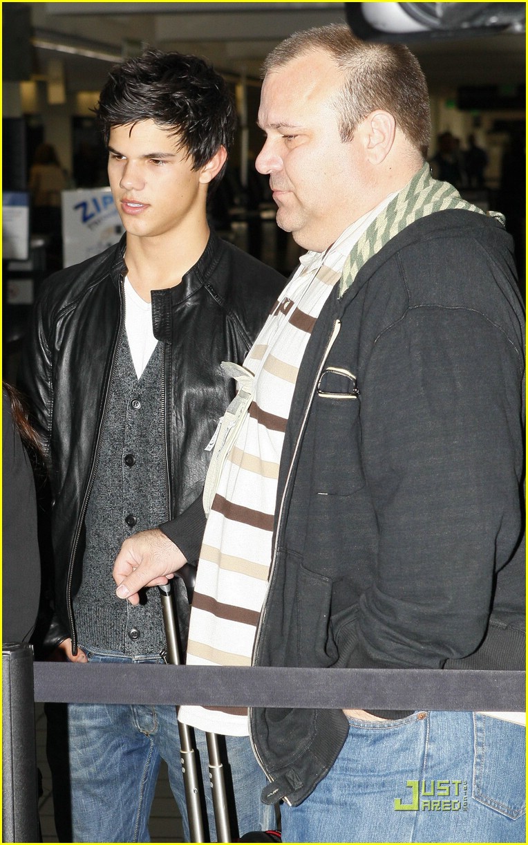 taylor lautner lax to vancouver 01