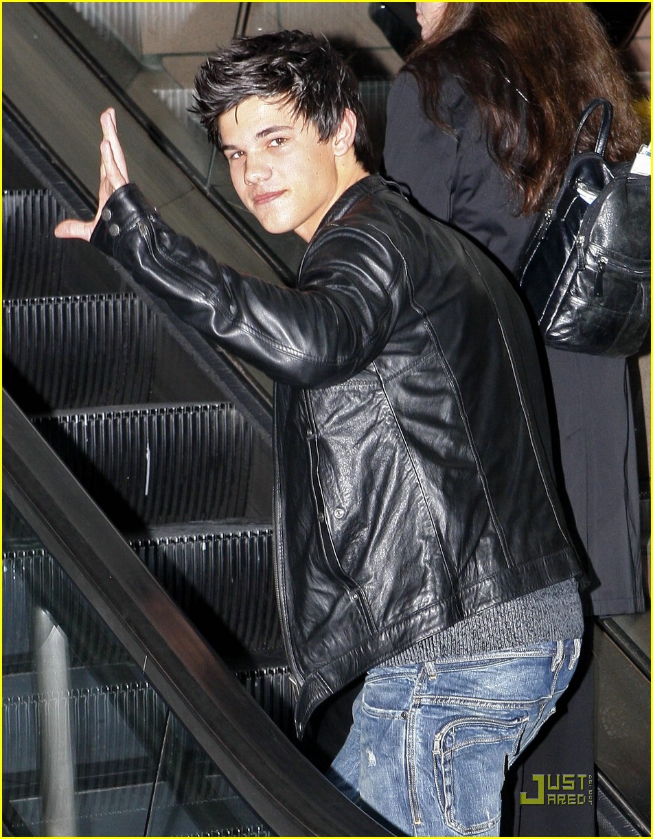 taylor lautner lax to vancouver 02