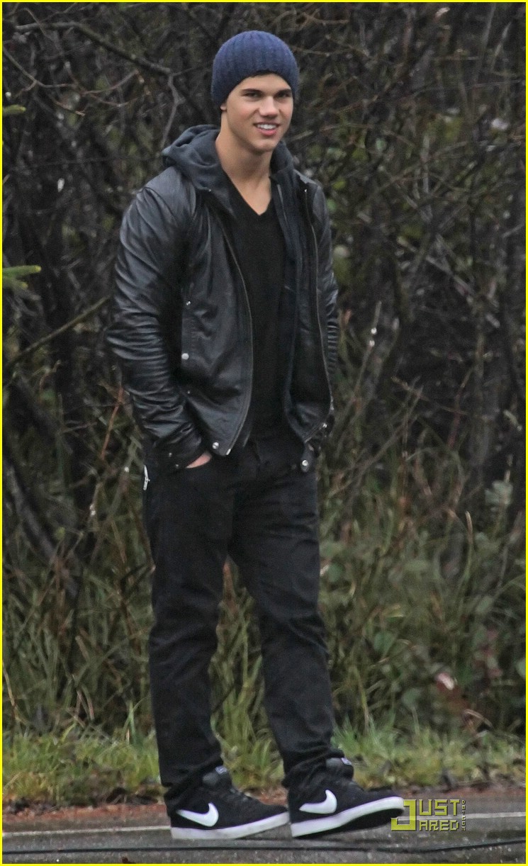 taylor lautner wolf pack lunch 01
