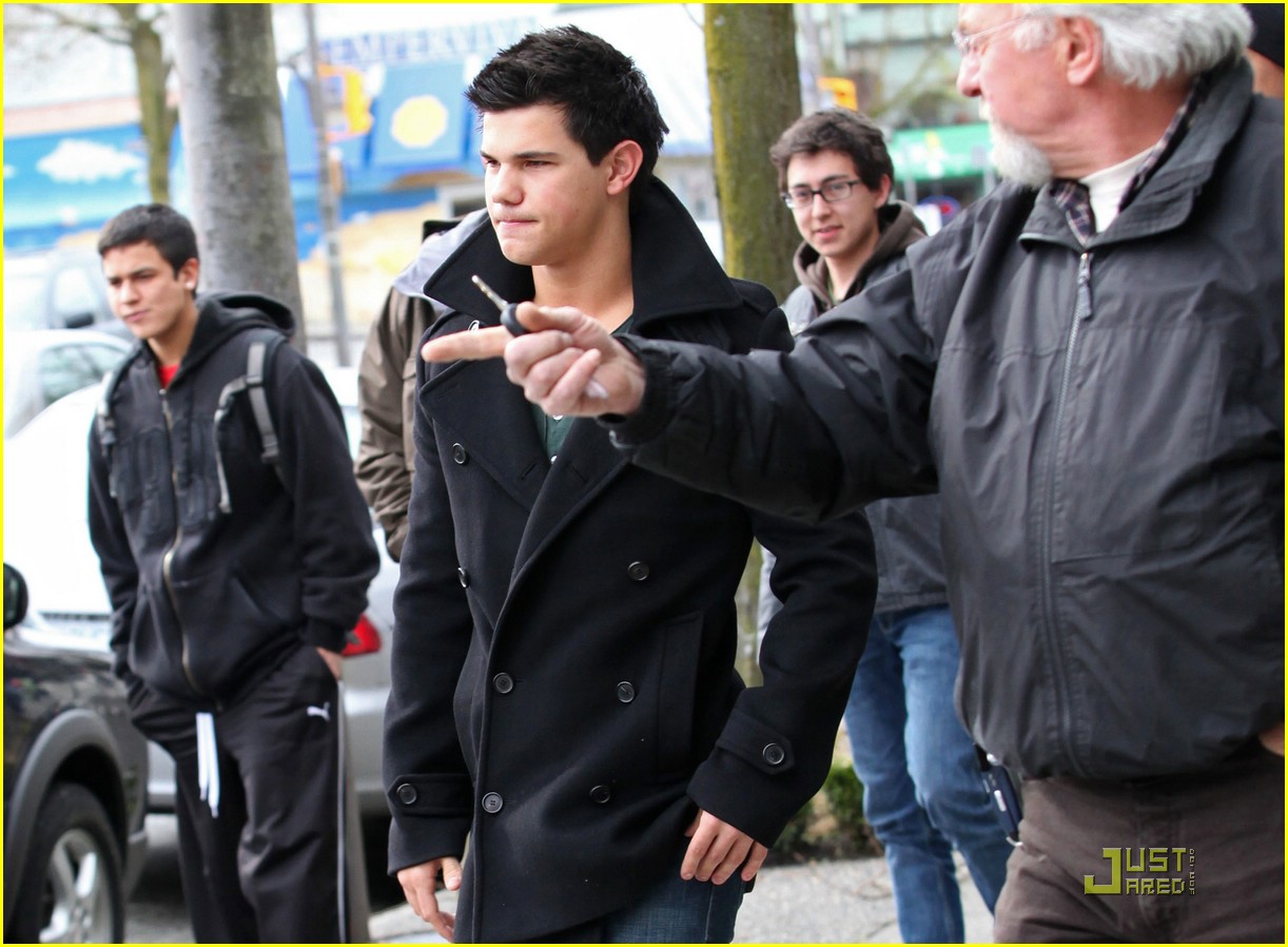 taylor lautner wolf pack lunch 03