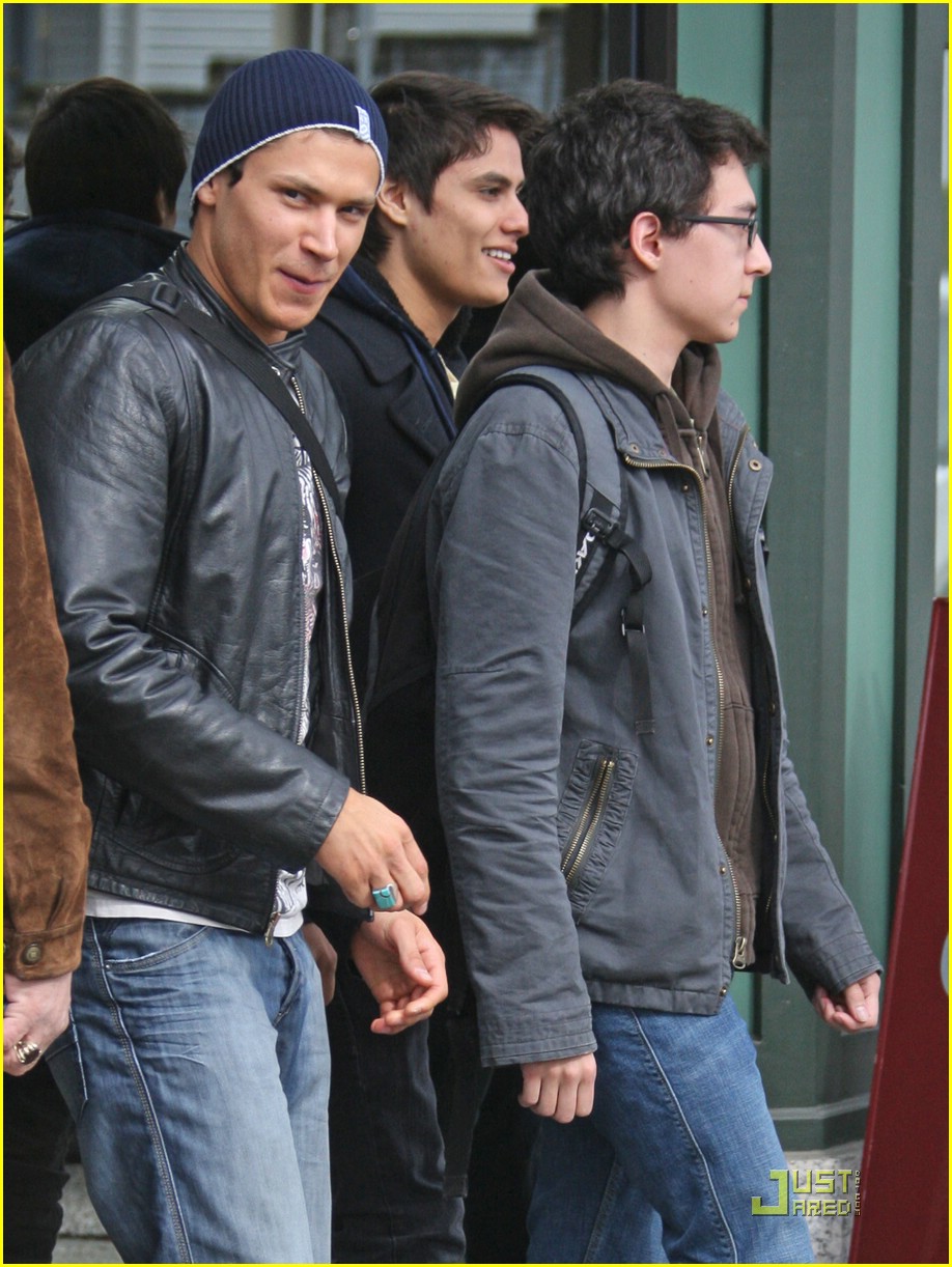 taylor lautner wolf pack lunch 04
