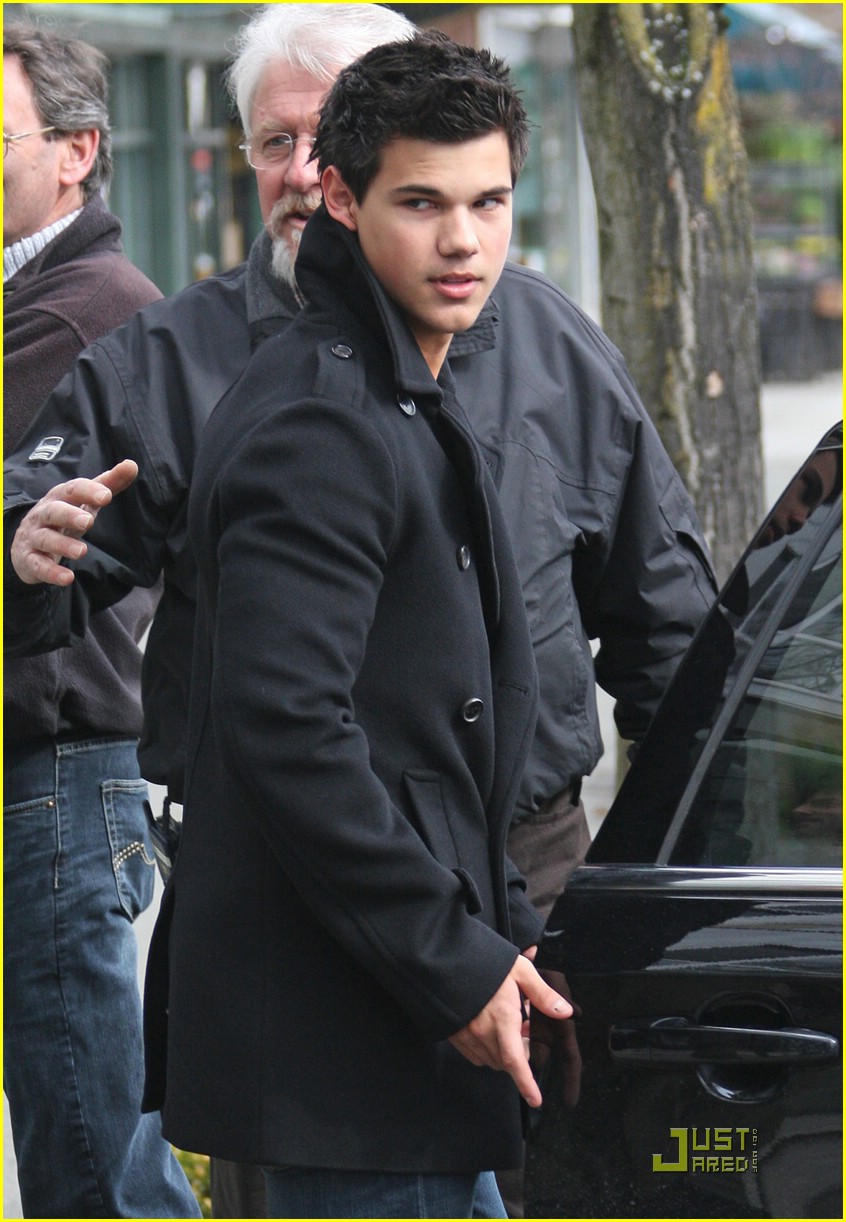 taylor lautner wolf pack lunch 07