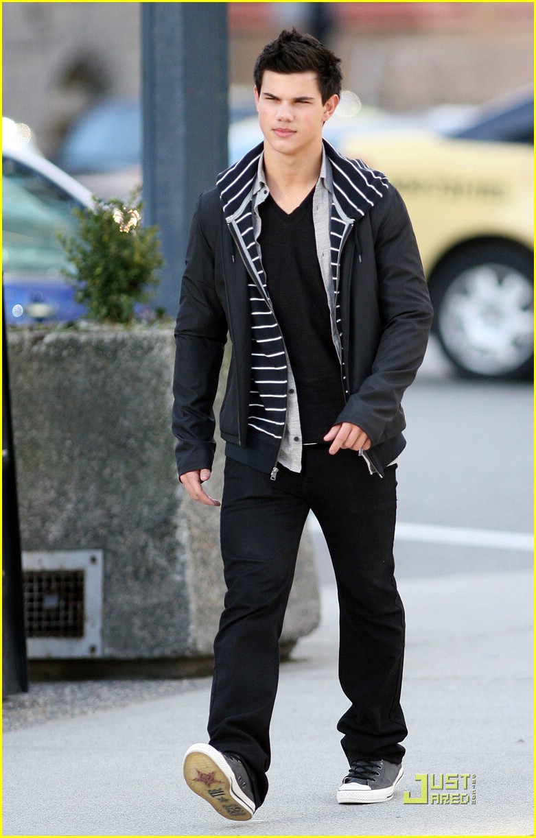taylor lautner wolf pack lunch 09