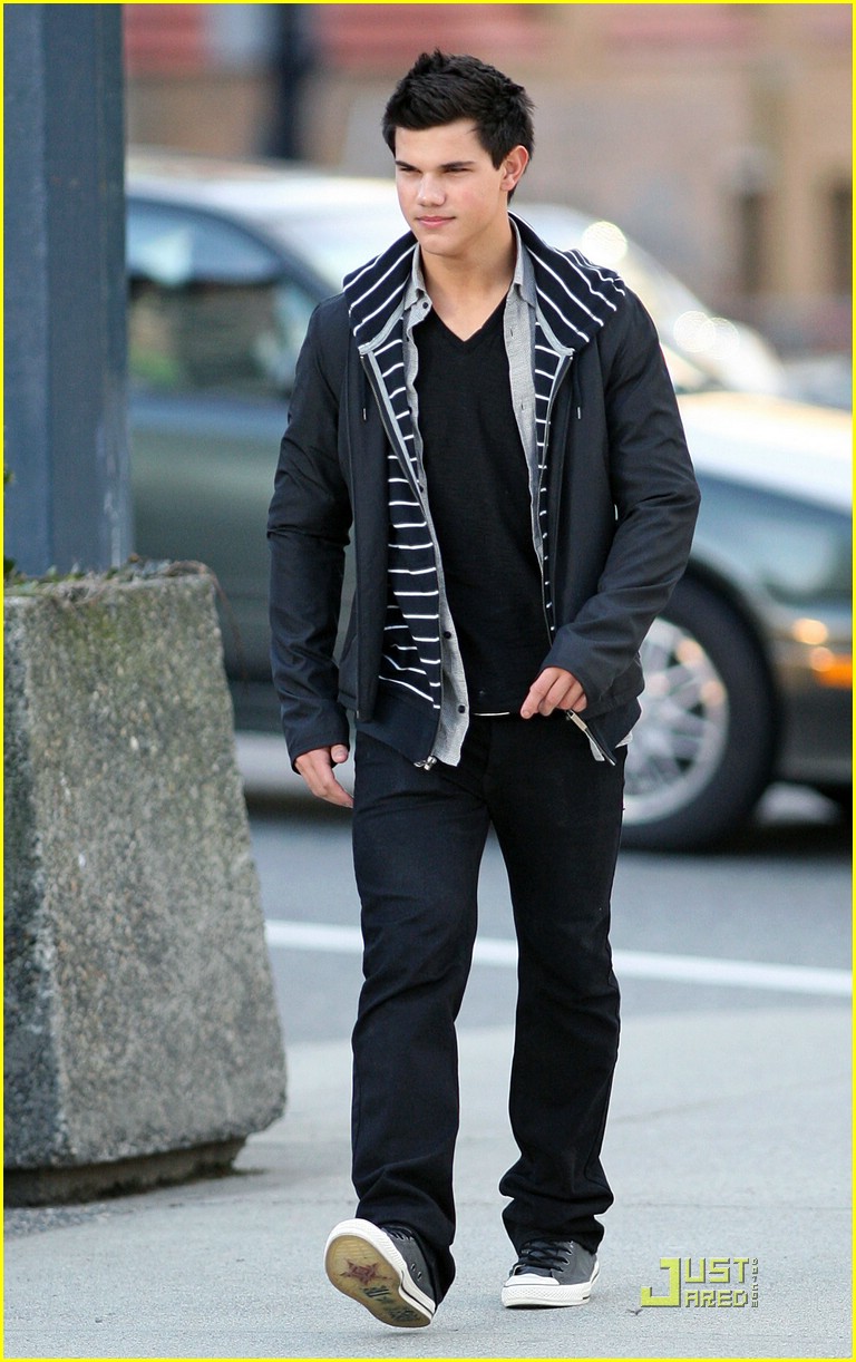 taylor lautner wolf pack lunch 12