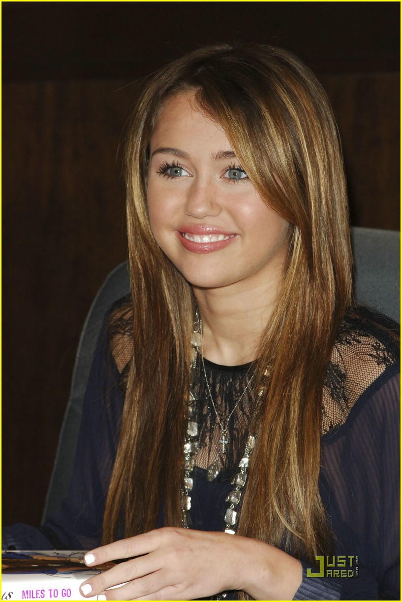 miley cyrus bn book signing 38