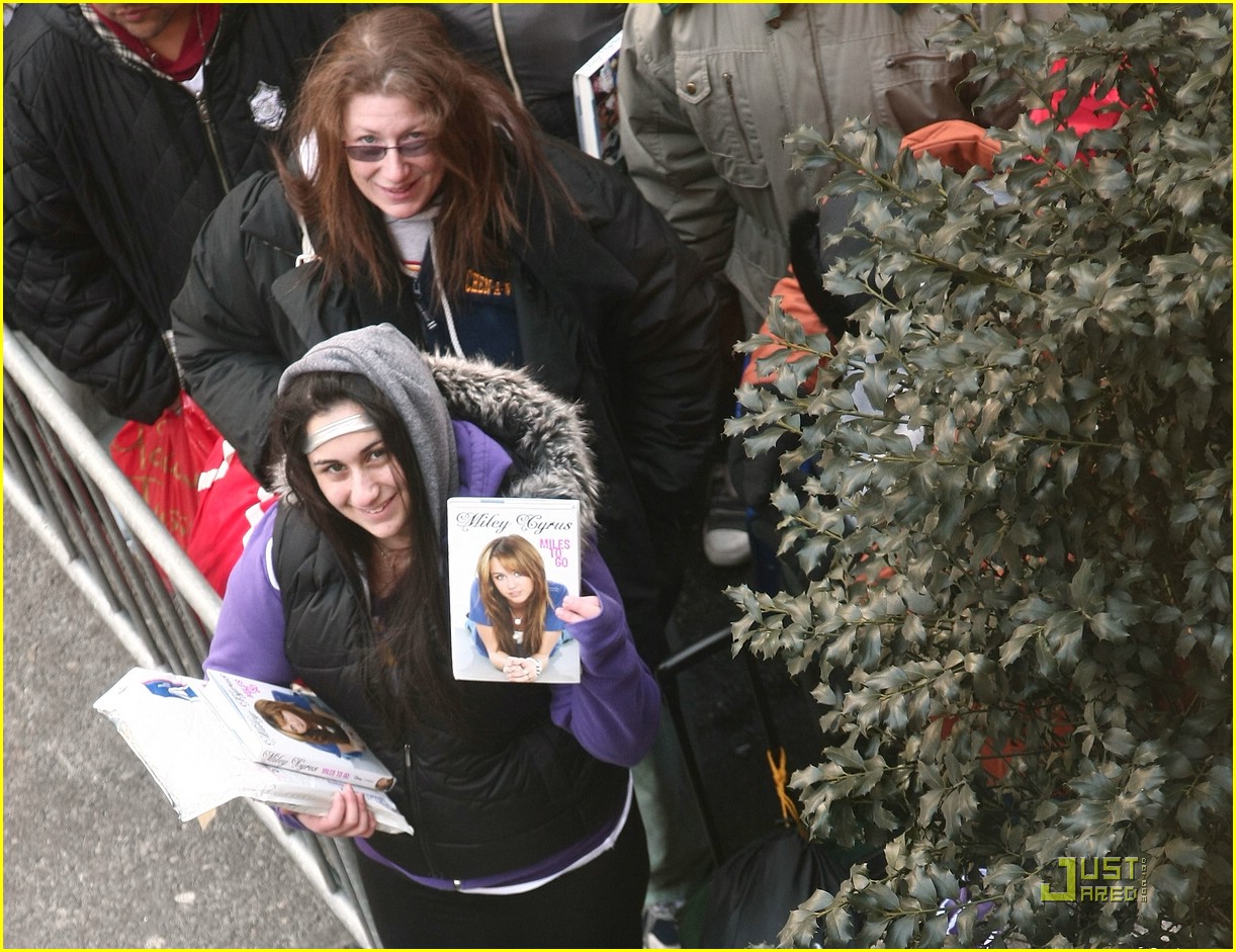 miley cyrus book signing 09