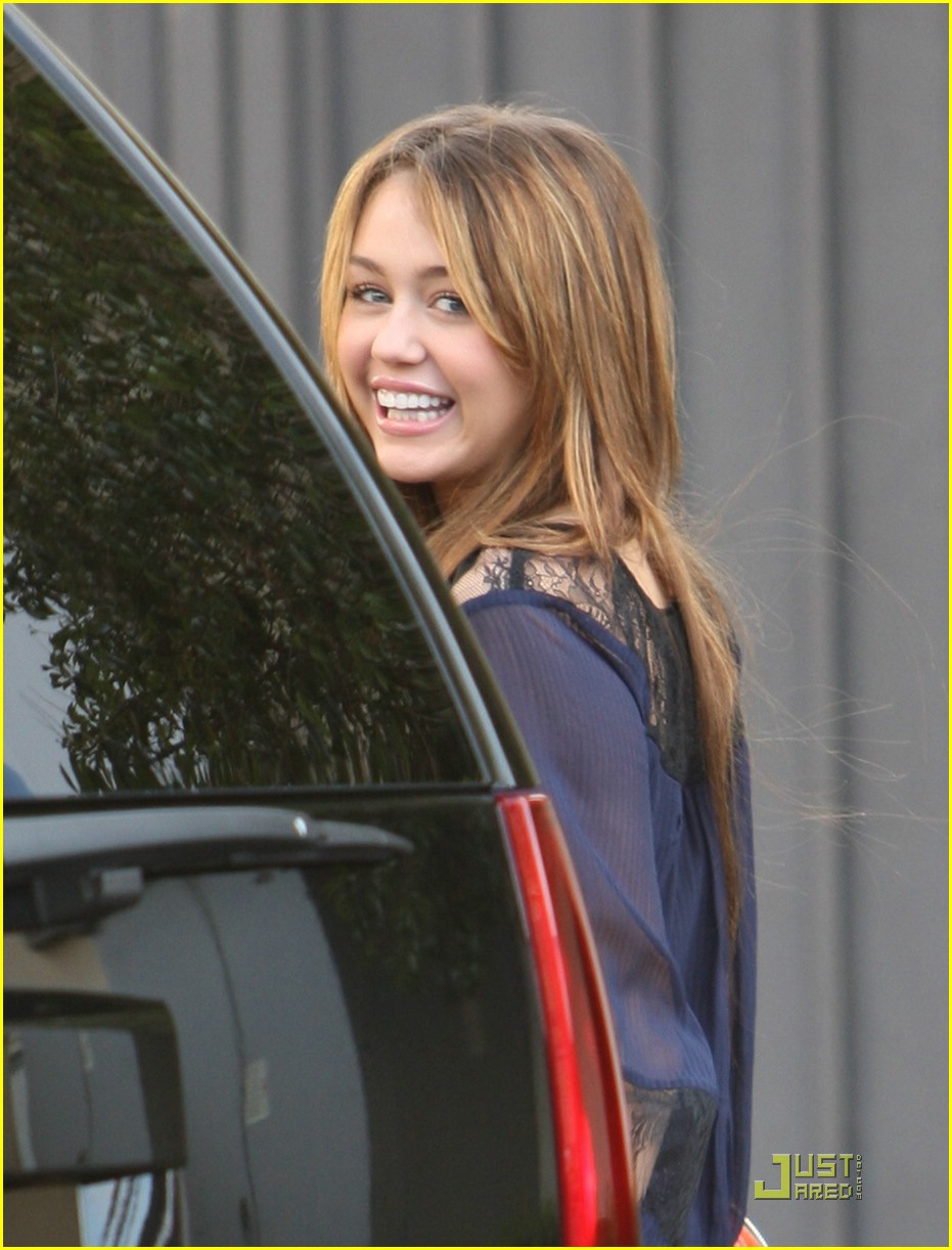 miley cyrus grove signing 12