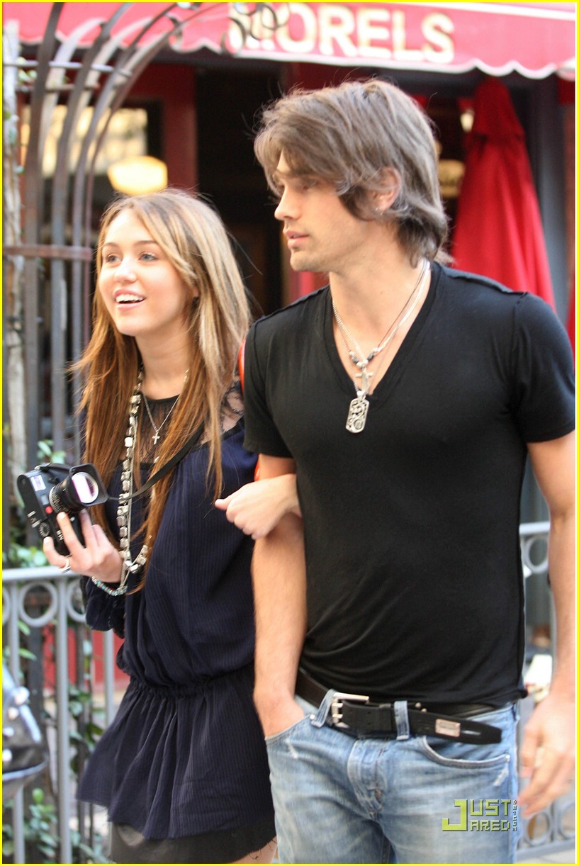 miley cyrus justin gaston taking pictures 01