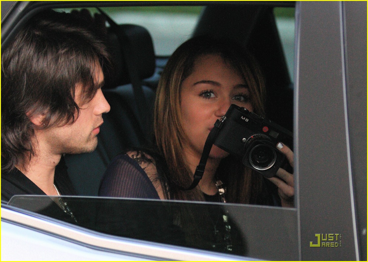 miley cyrus justin gaston taking pictures 02