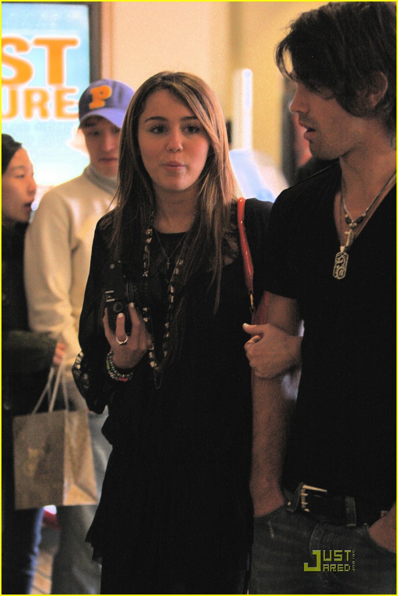 miley cyrus justin gaston taking pictures 03