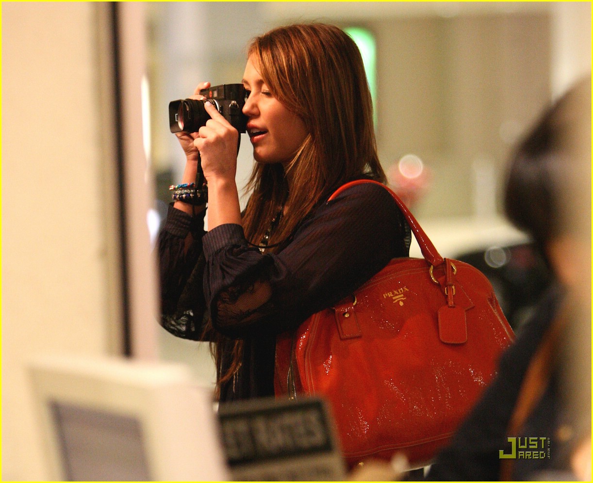 miley cyrus justin gaston taking pictures 09