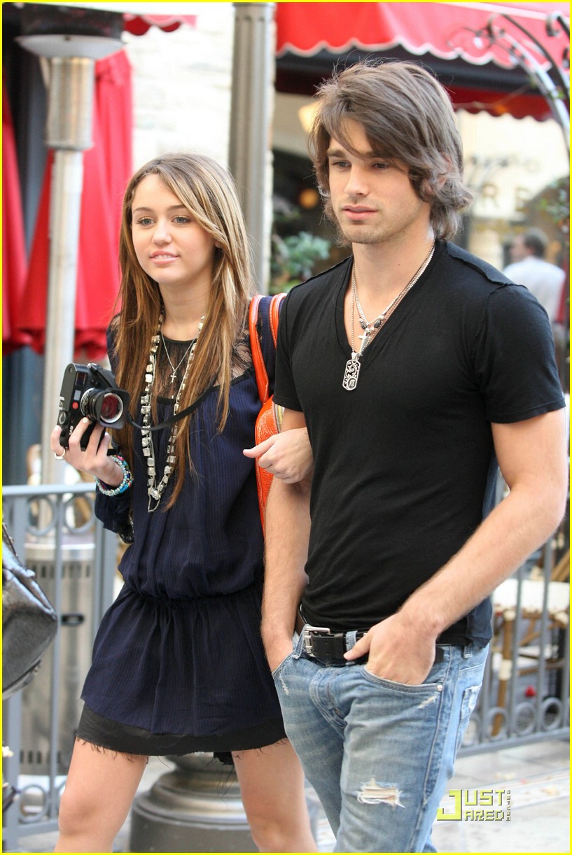 miley cyrus justin gaston taking pictures 10