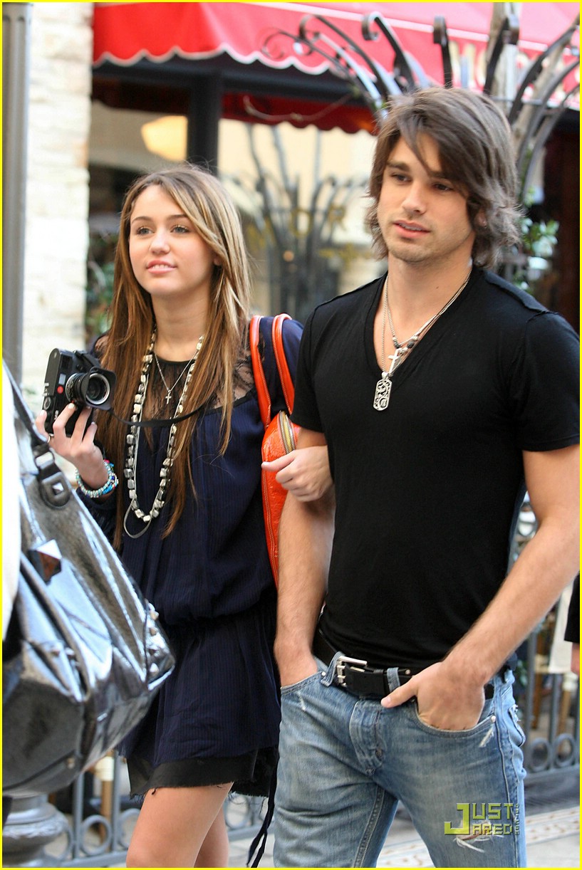 miley cyrus justin gaston taking pictures 13