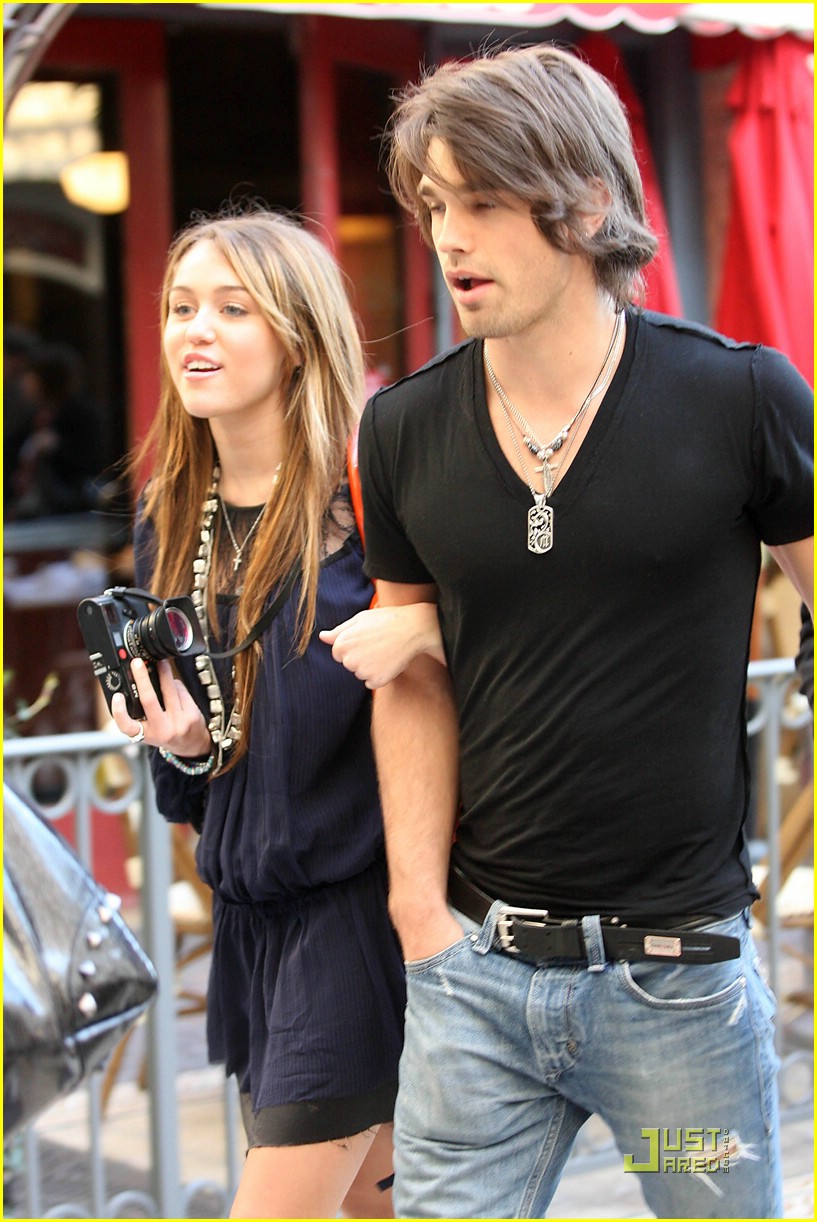 miley cyrus justin gaston taking pictures 14