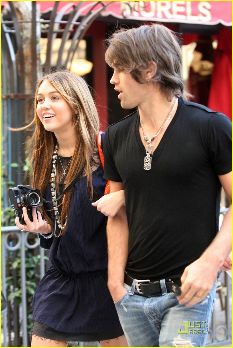 miley cyrus justin gaston taking pictures 15