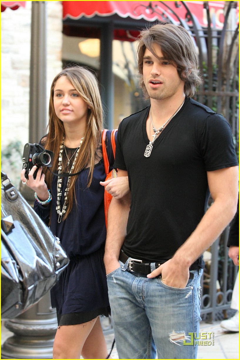 miley cyrus justin gaston taking pictures 16